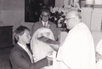 svatba dcery Marie, 1984, M. Vlk jako svědek (v pozadí), protože neměl státní souhlas k vykonávání duchovenské činnosti