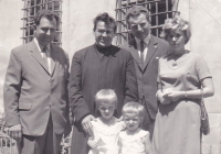 Zleva: předseda Československé lidové strany v Mirovicích, Miroslav Vlk, Adolf Vondrášek, manželka Jana Vondrášková, dcery Hana a Marie. 27. 10. 1968.