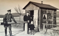Dagmar Popeláková s tatínkem na procházce u strážní boudy na hranicích mezi protektorátem a Německem, která se nacházela mezi Jaroměřicemi a Biskupicemi.