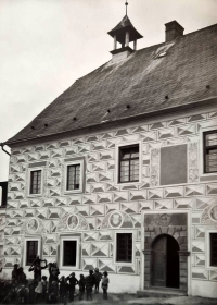 Jaroměřický zámek zkonfiskovaný Thurn-Taxisům, v popředí děti ze školky, která tam byla krátce poté zřízena a v budově sídlí dodnes.
