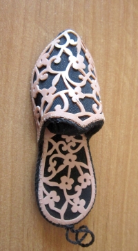 Jehelníček vyrobený z tuby zubní pasty Jiřinou Jelínkovou ve věznici v Pardubicích