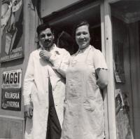 Vladimír Pivovarov s manželkou před svým obchodem v přízemí ruského dvojdomu  "Patriotika" v Koulově ulici 6/8. V tomto domě  žili matka, sestra a bratr spisovatele  Vladimira Nabokova. 