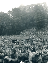 Posluchači a návštěvníci Folkové Lipnice, fotografie z ročníku 1984, foto: Petr Mazanec. Zdroj: archiv Jarmily Polákové