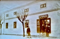 První obchod E. Popeláka v Jaroměřicích v pronajatých prostorách na návsi