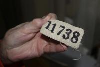Číslo, které Milada Cábová dostala v pracovním táboře Ravensbrück a kterým byla oslovována namísto jména. Foto Klára Kučerová