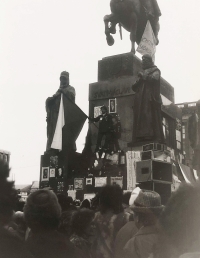 Demonstrant s vlajkou na oblepené soše sv. Václava. Zdroj: archiv pamětnice