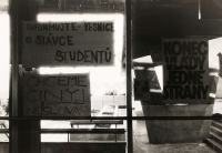 Plakáty ve stanici „Fórum“. Zdroj: archiv pamětnice