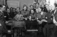 Povstalci z Útočné jednotky "Stefan" zpívající u piana.
