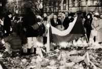 Rozsvícené svíčky pod sochou sv. Václava. Zdroj: archiv pamětnice