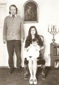 Karásek s manželkou a dítětem