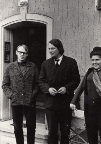 Se Sváťou Karáskem a jeho manželkou Stáňou na faře v Novém Městě pod Smrkem (oba ještě se státním souhlasem), 1972