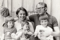 S manželkou Jitkou a dětmi Danielem, Lucií (vlevo) a Andulkou (uprostřed), 1983