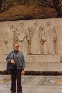 Před Zdí reformátorů v Ženevě, 1990