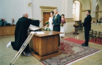 Miloš Rejchrt oddává se sádrou v noze, kostel u sv. Salvátora