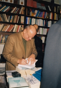 Autogramiáda knihy O něco svobodnější, 14. listopadu 2002