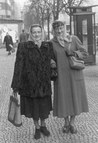 Sister with her mother in 1954 during the trial of father