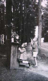 Společná modlitba s bratrem u Božích muk v roce 1943