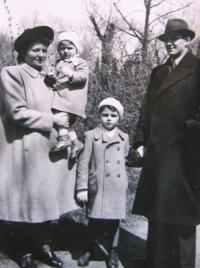 S rodiči a bratrem v roce 1942