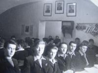 Šácha s kamarády během věznění v Zámrsku (Šácha 1. zprava)