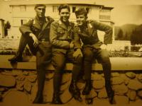 Pavol Vaněk v letecké uniformě sedící uprostřed