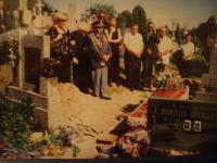 Na pohřbu svého bratra