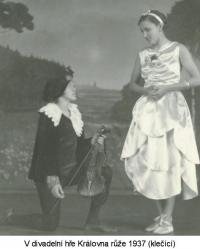 V divadelní hře Královna růže 1937 (klečící)