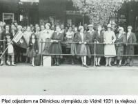 Před odjezdem na Dělnickou olympiádu do Vídně 1931 (s vlajkou)