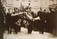 Pohřeb Jana Opletala, Rudolf Šindelář třetí zleva