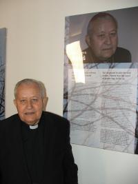 Ján Eugen Kočiš na vernisáži výstavy Jedni z nás, 2008