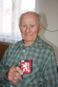 Jiří Boháč s ručně vyrobeným státní znakem