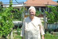 Julie Hrušková na zahradě