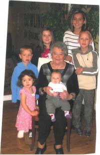 Hana se svými pravnoučaty, foceno v roce 2008. Na fotce chybí ještě další čtyři. (nyní má celkem 10 pravnoučat)