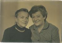Hana vpravo, vlevo její matka Olga.