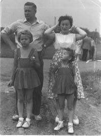 Celá rodina Tvrských. Na fotce je Hana, její manžel Alex a jejich dvě dcery Ivanka a Hanička.