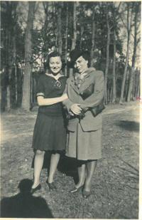 Hana se svou matkou Olgou.