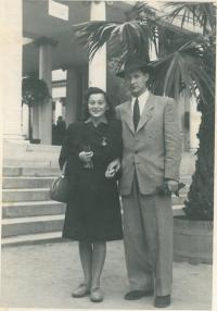 Hana ve šťastném manželství s Alexem.