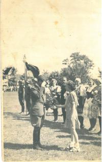 Foto po válce. Haně bylo 17 let a vážila pouhých 35 kg.