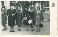 Sraz žen z koncentračních táborů po válce. Uprostřed je Hana a po její levici její matka.