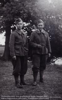 Ještě ve francouzských uniformách - Cholmondeley Park 1940