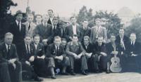 Josef Prokopec na skupinové fotografii z doby po druhé světové válce (v dolní řadě čtvrtý zleva)
