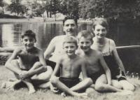 S tatínkem Theodorem, maminkou Helenou a bratry u Nežárky
