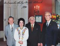 MK vlevo během setkání s Shirley Temple-Blackovou u příležitosti 45. výročí osvobození Dachau