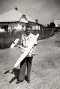 Červenec 1942 – Jaroslav Petr měsíc po maturitě, ale také měsíc před koncem bezstarostných mladých let. Za kontakty a spolupráci s odbojovou organizací byl koncem srpna toho roku zatčen Gestapem