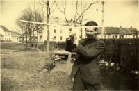 Jaroslav Petr předvádí na snímku, datovaném únorem 1940 model větroně vlastní konstrukce, postavený v první válečné zimě na přelomu let 1939 a 1940.