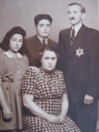 S rodiči a bratrem těsně před transporty do Terezína