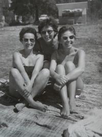 Valerie Slezáková v r. 1946 na koupališti s přítelkyněmi