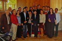 C.Kleinová uprostřed s rodinou a přáteli