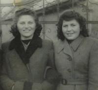 Cecilia Kleinová (right) with sister Růžena
