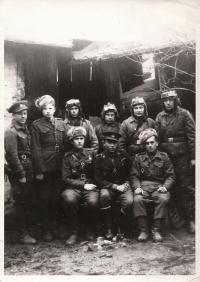 Rostislav Ponikelský (1925-1945) se svými spolubojovníky