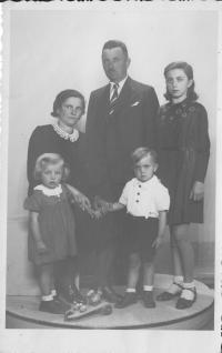 Rodina Košvancových v době druhé světové války, Vlasta první zprava